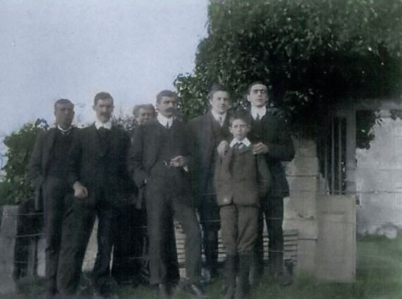 The Leeds family in 1906 showing Alfred Leeds (left), Mary Leeds (rear) and their five sons, left to right Edward Thurlow Leeds (1877-1955), Alexander Andrew Fergusson ('Fergie') Leeds (1876-1913), Lewis Alfred Leeds (1833 - 1918), Keith Ferrier Newzam Leeds (1894-1974)(front) and Charles Herbert Leeds (1878-1954). To the rear is Eyebury House.